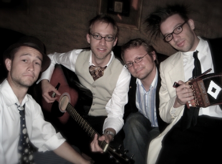 The Brothers Bloom_JGL and The Johnsons